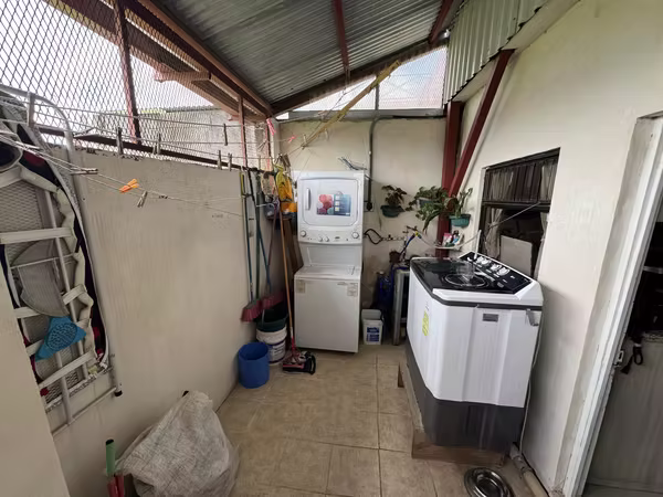 Venta de casa de dos plantas en San Rafael Arriba, Desamparados -EU
