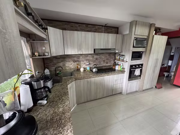 Venta de casa de dos plantas en San Rafael Arriba, Desamparados -EU