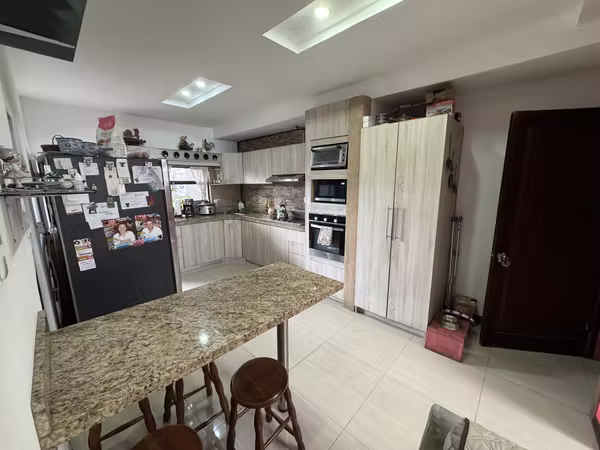 Venta de casa de dos plantas en San Rafael Arriba, Desamparados -EU
