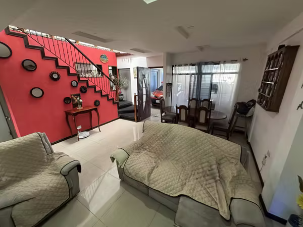 Venta de casa de dos plantas en San Rafael Arriba, Desamparados -EU