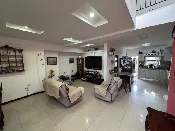 Venta de casa de dos plantas en San Rafael Arriba, Desamparados -EU