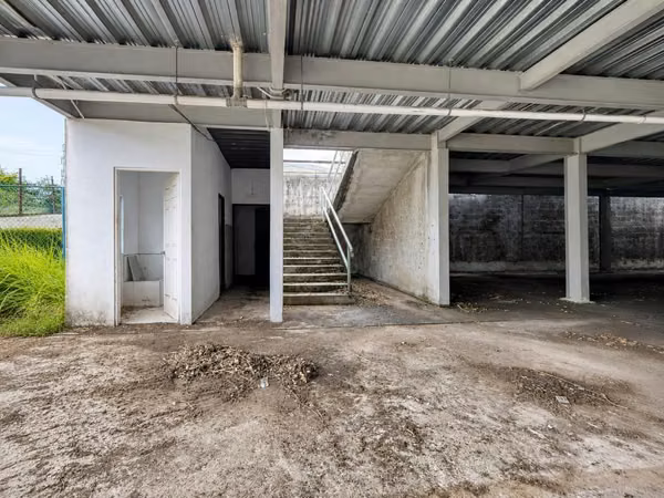 Terreno 563 m² con edificio de 850 m² – Pozos de Santana, uso mixto