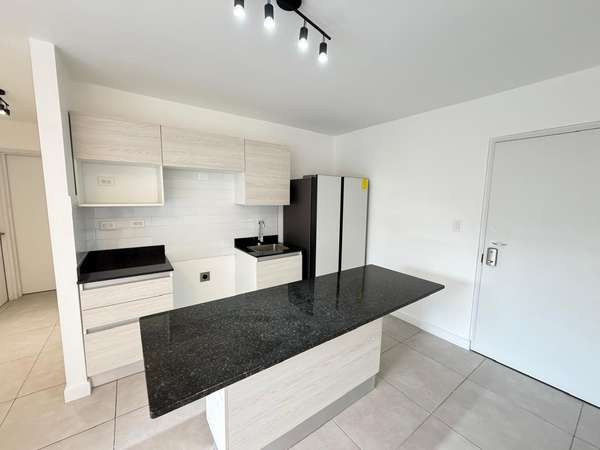 Apartamento con Parqueo techado, Refrigeradora y Amenidades de lujo!