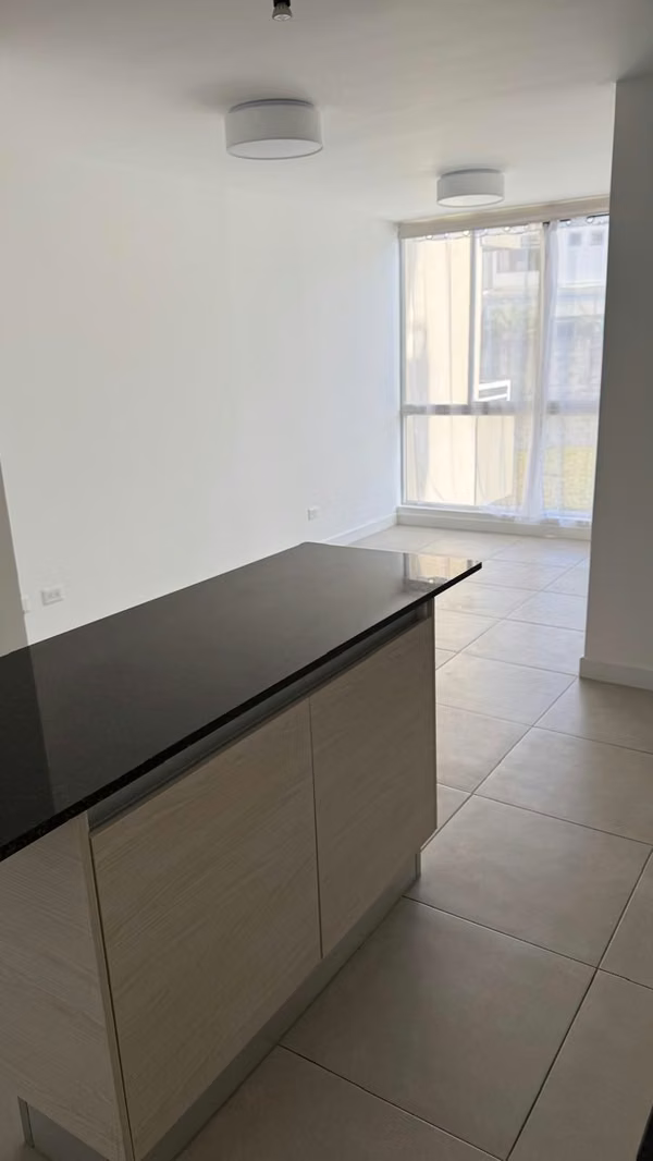 Apartamento con Parqueo techado, Refrigeradora y Amenidades de lujo!