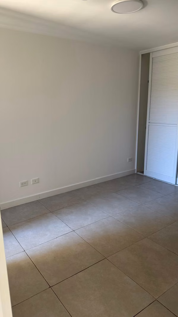 Apartamento con Parqueo techado, Refrigeradora y Amenidades de lujo!