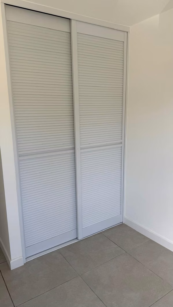 Apartamento con Parqueo techado, Refrigeradora y Amenidades de lujo!