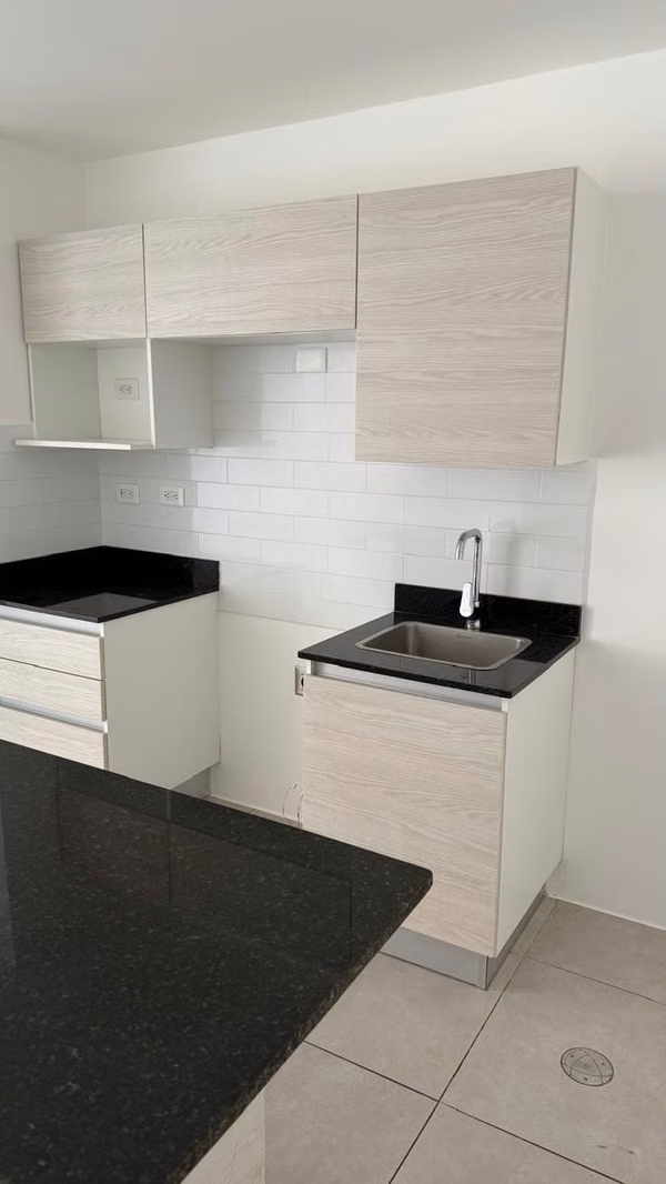 Apartamento con Parqueo techado, Refrigeradora y Amenidades de lujo!