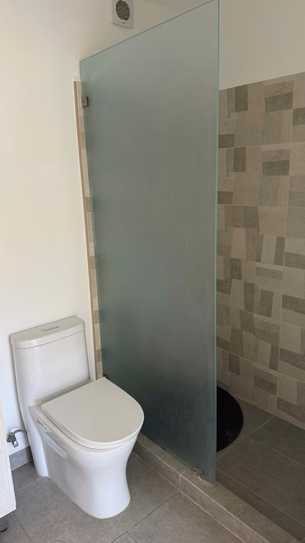 Apartamento con Parqueo techado, Refrigeradora y Amenidades de lujo!