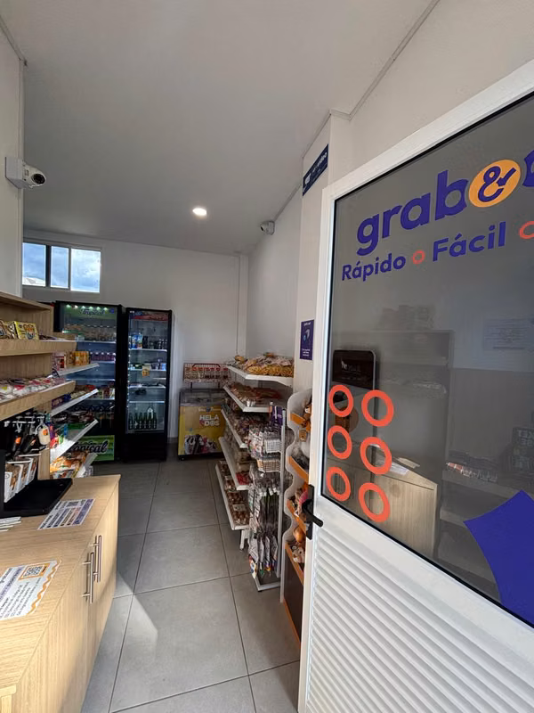 Apartamento con Parqueo techado, Refrigeradora y Amenidades de lujo!