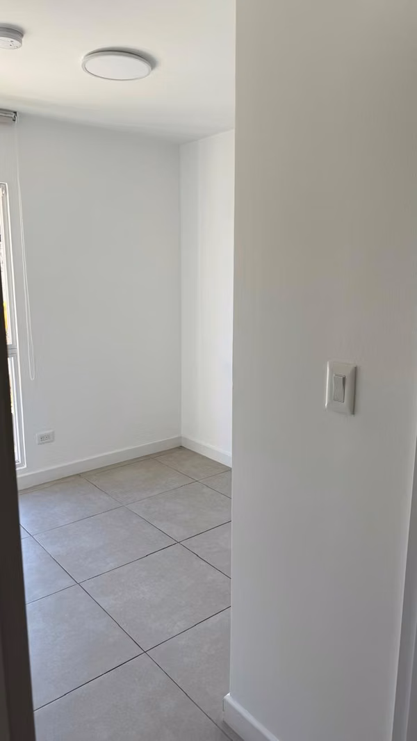 Apartamento con Parqueo techado, Refrigeradora y Amenidades de lujo!