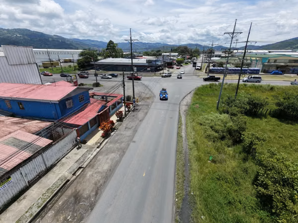 Lot for sale with a detached house; mixed land use. Cartago.