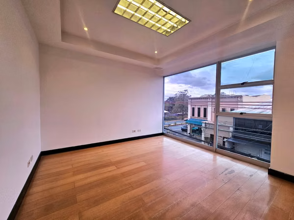 Oficina de 154m2 en Sabana - Cuota de Mant. incluida - Terraza - 6 parqueos