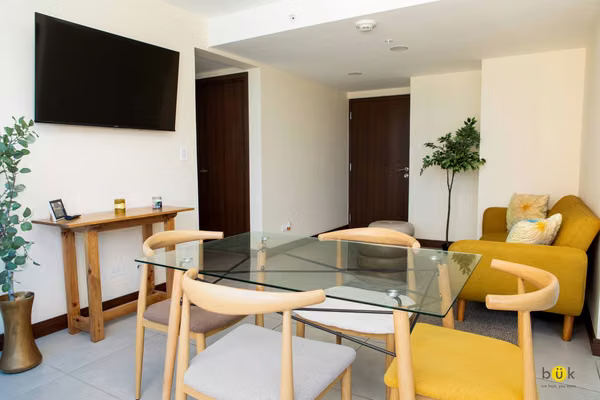 Apartamento amueblado 2 hab con balcón y vista en Los Yoses