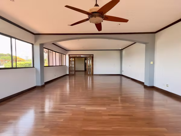 Escazú - Vista y Jardín- Amplia - Una Planta -  3 cuartos + Oficina /Servicio