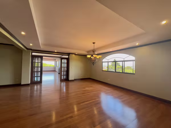 Escazú - Vista y Jardín- Amplia - Una Planta -  3 cuartos + Oficina /Servicio