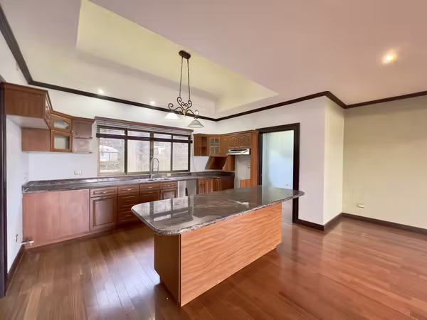 Escazú - Vista y Jardín- Amplia - Una Planta -  3 cuartos + Oficina /Servicio