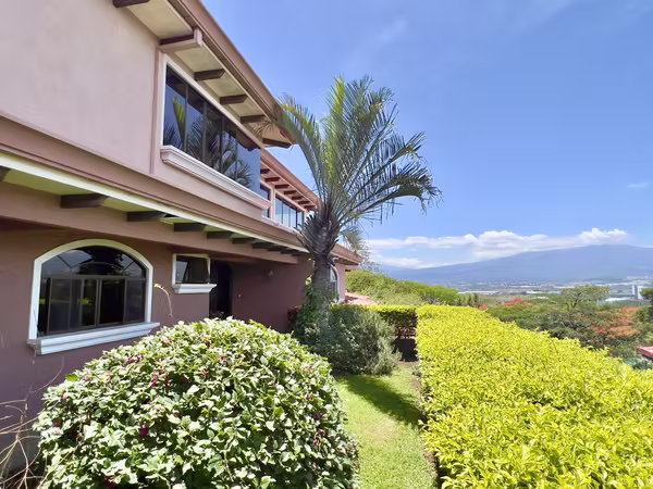 Escazú - Vista y Jardín- Amplia - Una Planta -  3 cuartos + Oficina /Servicio