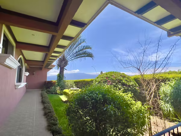 Escazú - Vista y Jardín- Amplia - Una Planta -  3 cuartos + Oficina /Servicio