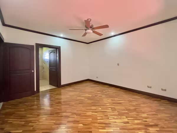 Escazú - Vista y Jardín- Amplia - Una Planta -  3 cuartos + Oficina /Servicio