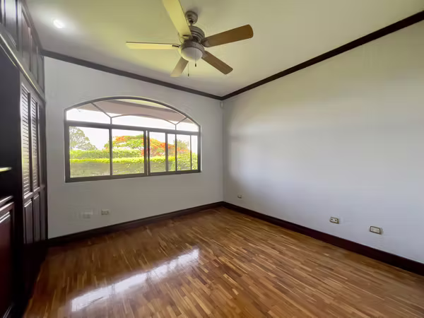 Escazú - Vista y Jardín- Amplia - Una Planta -  3 cuartos + Oficina /Servicio
