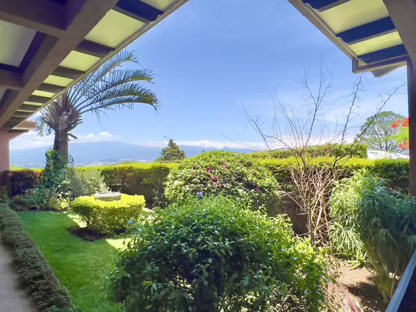 Escazú - Vista y Jardín- Amplia - Una Planta -  3 cuartos + Oficina /Servicio
