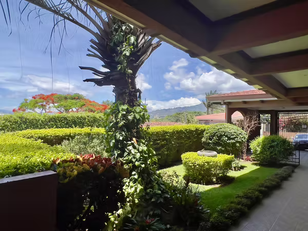 Escazú - Vista y Jardín- Amplia - Una Planta -  3 cuartos + Oficina /Servicio
