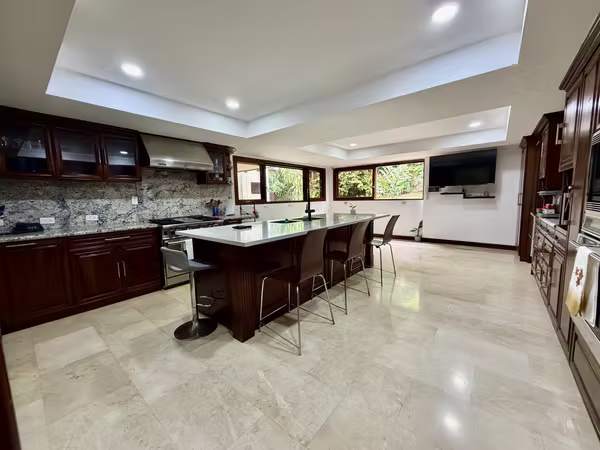 Santa Ana, Villareal hermosa y amplia casa con Piscina y Jacuzzi