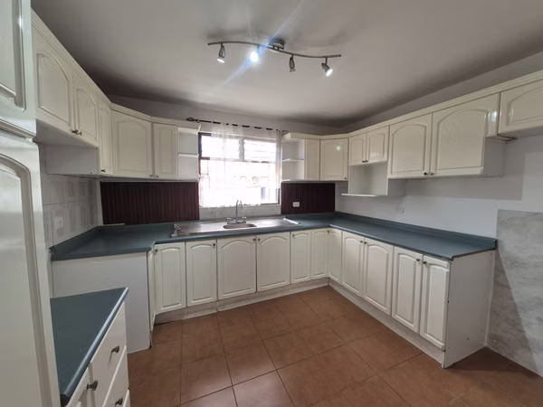 Casa esquinera de una planta en venta en Santa Lucía de Heredia