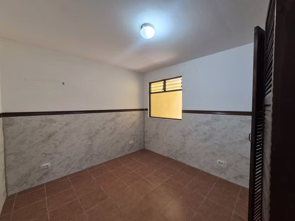 Casa esquinera de una planta en venta en Santa Lucía de Heredia