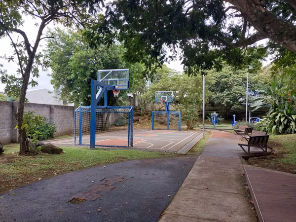 Casa esquinera de una planta en venta en Santa Lucía de Heredia