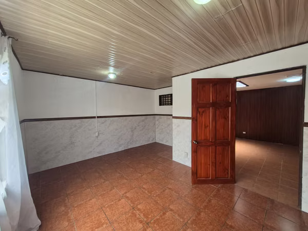 Casa esquinera de una planta en venta en Santa Lucía de Heredia