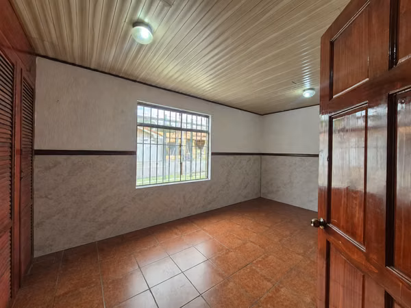 Casa esquinera de una planta en venta en Santa Lucía de Heredia
