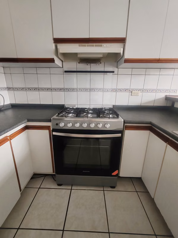 Alquiler apartamento 2da planta amplio acogedor Curridabat