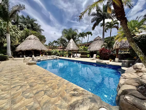 POZOS DE SANTA ANA! CASA DE UNA SOLA PLANTA DE 2 HAB/2BAÑOS, TERRAZA,1PARQUEO