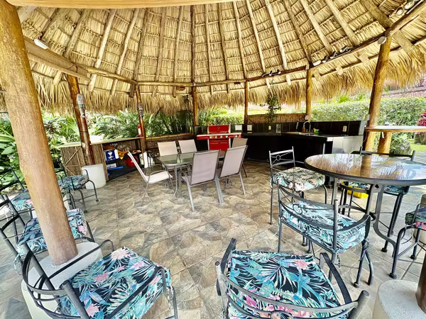 POZOS DE SANTA ANA! CASA DE UNA SOLA PLANTA DE 2 HAB/2BAÑOS, TERRAZA,1PARQUEO