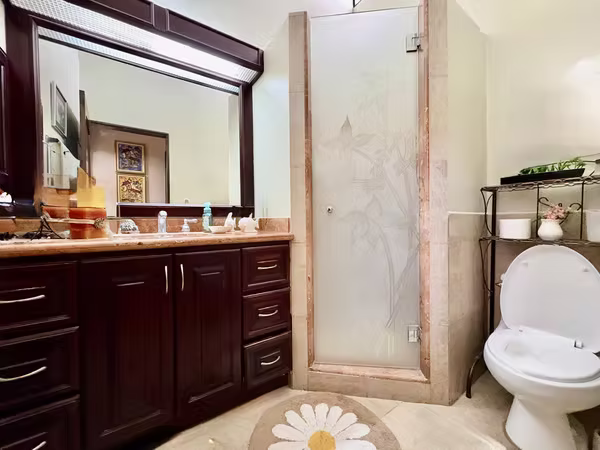 POZOS DE SANTA ANA! CASA DE UNA SOLA PLANTA DE 2 HAB/2BAÑOS, TERRAZA,1PARQUEO