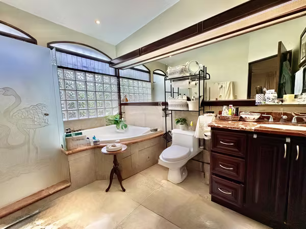 POZOS DE SANTA ANA! CASA DE UNA SOLA PLANTA DE 2 HAB/2BAÑOS, TERRAZA,1PARQUEO
