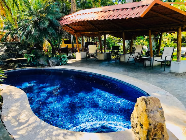 POZOS DE SANTA ANA! CASA DE UNA SOLA PLANTA DE 2 HAB/2BAÑOS, TERRAZA,1PARQUEO