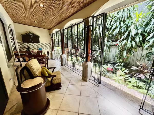 POZOS DE SANTA ANA! CASA DE UNA SOLA PLANTA DE 2 HAB/2BAÑOS, TERRAZA,1PARQUEO