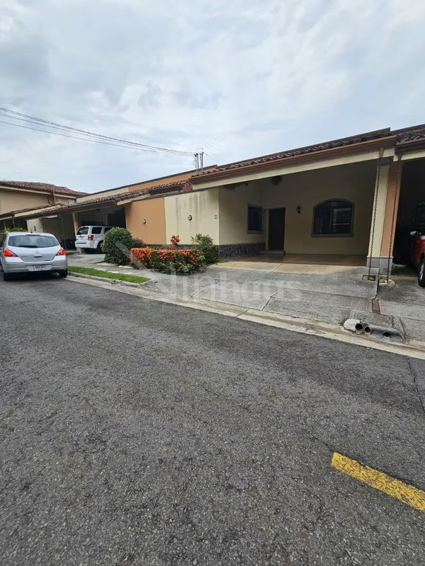 Alquiler de casa de una planta en condominio en Santa Ana centro 