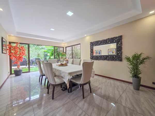 Casa de 368 m2 de un solo nivel / uso de suelo mixto / 569 m2 lote / Bello Horizonte Escazú