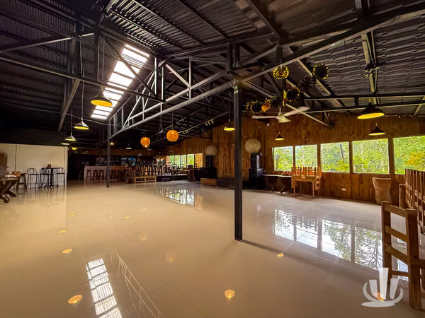 Restaurante Completamente Equipado en Alquiler en El Carmen de Guadalupe | Vista Panorámica