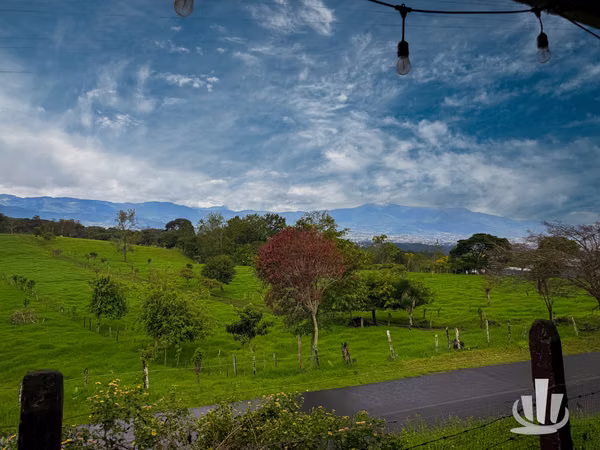 Restaurante Completamente Equipado en Alquiler en El Carmen de Guadalupe | Vista Panorámica