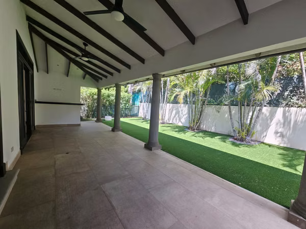 Alquiler Valle del Sol Santa Ana: Residencia Colonial 450m² y 4 Hab