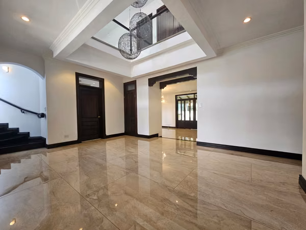 Alquiler Valle del Sol Santa Ana: Residencia Colonial 450m² y 4 Hab