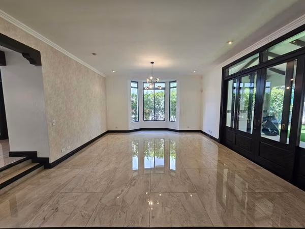 Alquiler Valle del Sol Santa Ana: Residencia Colonial 450m² y 4 Hab