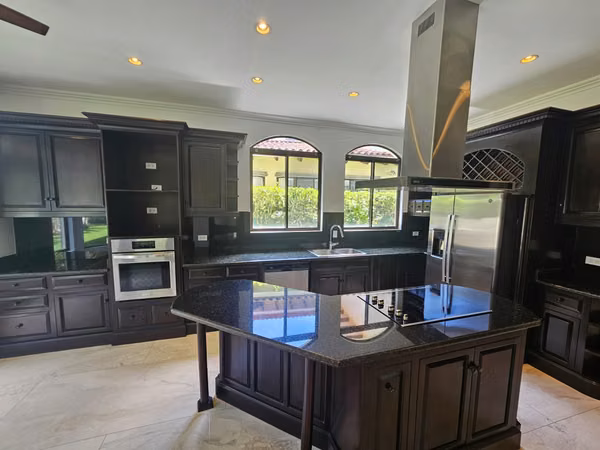 Alquiler Valle del Sol Santa Ana: Residencia Colonial 450m² y 4 Hab