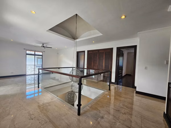 Alquiler Valle del Sol Santa Ana: Residencia Colonial 450m² y 4 Hab