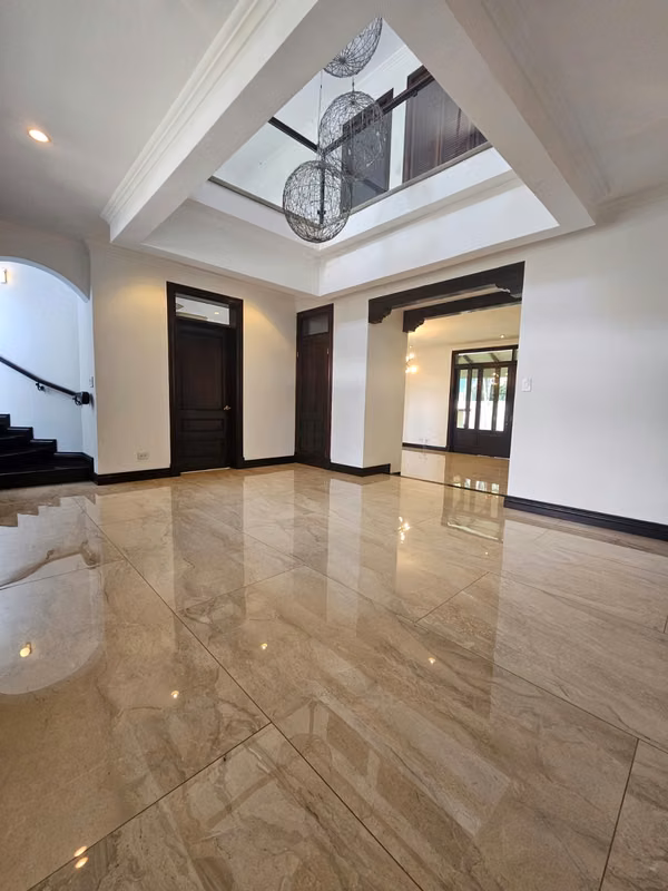 Alquiler Valle del Sol Santa Ana: Residencia Colonial 450m² y 4 Hab