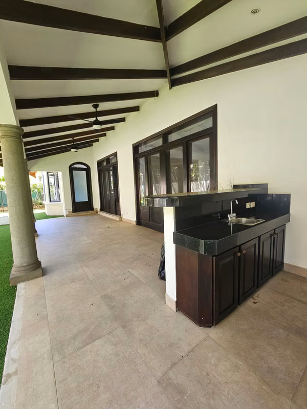 Alquiler Valle del Sol Santa Ana: Residencia Colonial 450m² y 4 Hab
